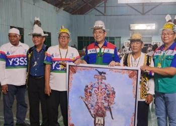 Ketua Adat Teras Baru Hadiahkan Gambar Ukiran Dayak ke YTP: Simbol Tanggungjawab Pimpin Kaltara 