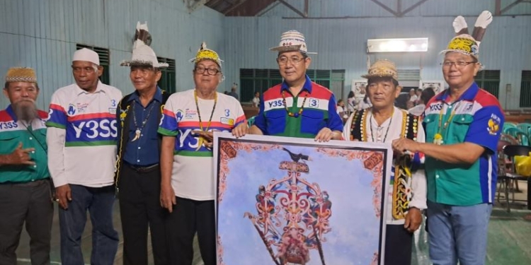 Ketua Adat Teras Baru Hadiahkan Gambar Ukiran Dayak ke YTP: Simbol Tanggungjawab Pimpin Kaltara 