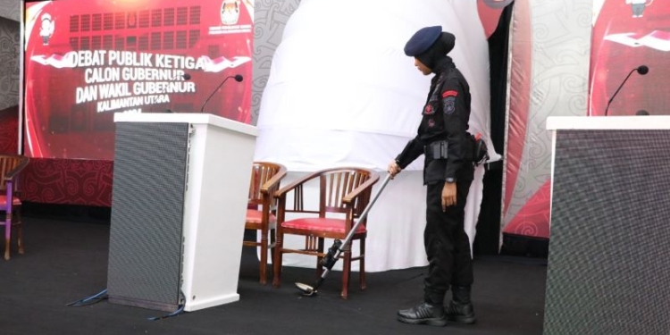 Personel Subsatgas Jibom OMP Kayan 2024 Laksanakan Sterilisasi Lokasi Debat Ketiga Pilkada Kaltara