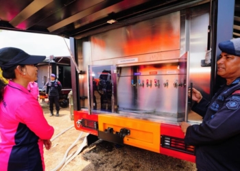 Ketua Umum Bhayangkari Tinjau Penyaluran Air Bersih bagi Pengungsi Erupsi Gunung Lewotobi