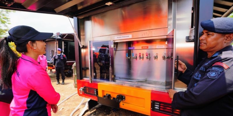 Ketua Umum Bhayangkari Tinjau Penyaluran Air Bersih bagi Pengungsi Erupsi Gunung Lewotobi