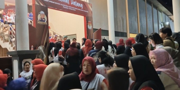 Relawan Kharisma memenuhi halaman parkir Hotel Tarakan Plaza. (foto: jendelakaltara.co)