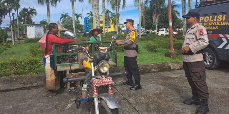 Personel Ditbinmas Polda Kaltara Sambangi Masyarakat di Pasar Induk Tanjung Selor