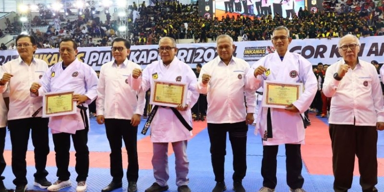 Kapolda Kaltara Terima Sabuk Hitam Kehormatan Inkanas pada Kejurnas Karate Piala Kapolri 2024