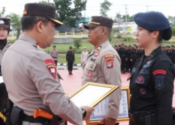 Kapolda Kaltara Serahkan Penghargaan kepada Personel Berprestasi