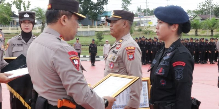 Kapolda Kaltara Serahkan Penghargaan kepada Personel Berprestasi