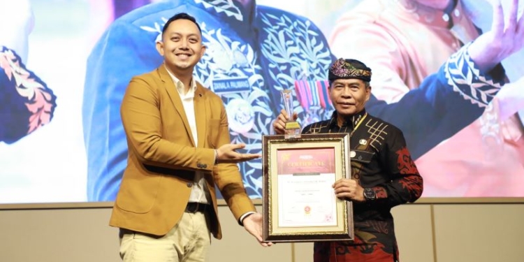 Gubernur Zainal Raih Penghargaan The Best Leader Indonesia 2025