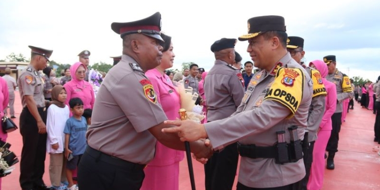 Kapolda Pimpin Upacara Kenaikan Pangkat Personel dan PNS Polda Kaltara