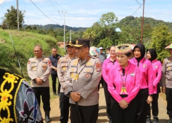 Kapolda Kaltara Disambut Tradisi Adat Warga Desa Long Ampung