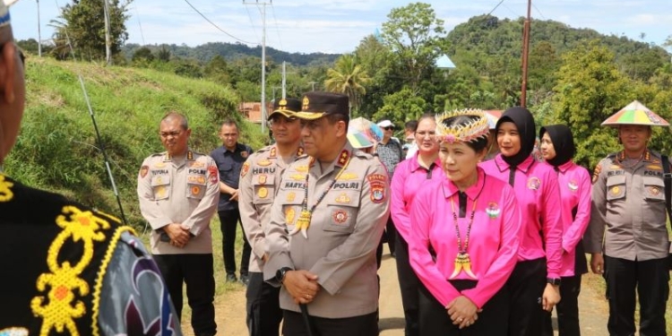 Kapolda Kaltara Disambut Tradisi Adat Warga Desa Long Ampung