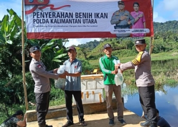 Kapolda Salurkan Bantuan Benih Nila dan Lele di Desa Long Ampung dan Metulang