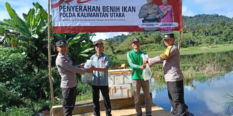 Kapolda Salurkan Bantuan Benih Nila dan Lele di Desa Long Ampung dan Metulang