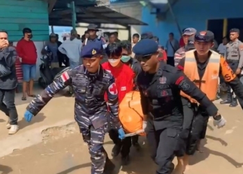 Brimob Kaltara Bersama Tim SAR Gabungan Temukan 1 Korban Speedboat Terbalik