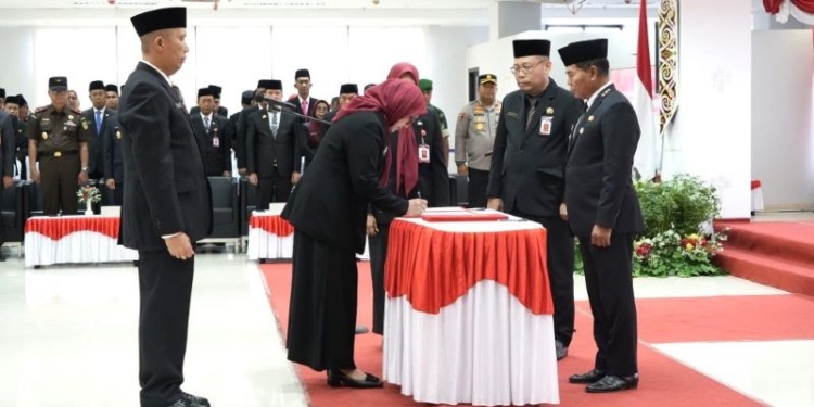 Lantik 10 Pejabat, Gubernur Minta Perangkat Daerah Berikan Manfaat Bagi Masyarakat