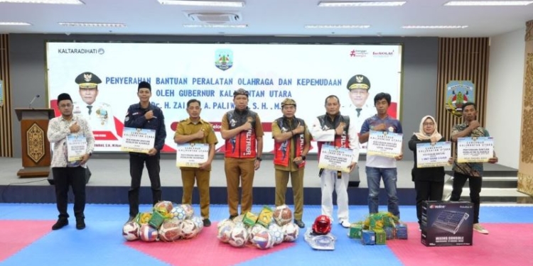 Serahkan Bantuan Peralatan Olahraga, Gubernur Dorong Pemuda Semangat Berprestasi
