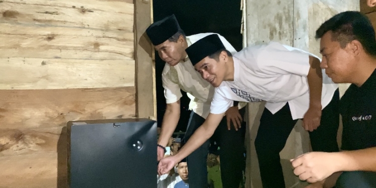 Pemerataan Akses Listrik, Gubernur Salurkan Bantuan PLTS Warga Atap