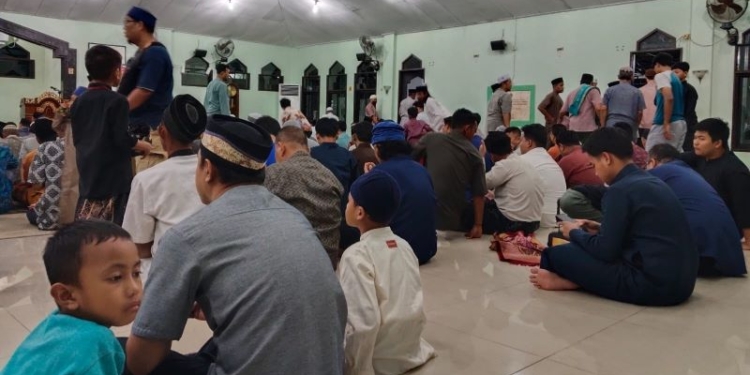 Malam Pertama Salat Isya dan Tarawih, Masjid Darussa’adah Dipadati Jemaah