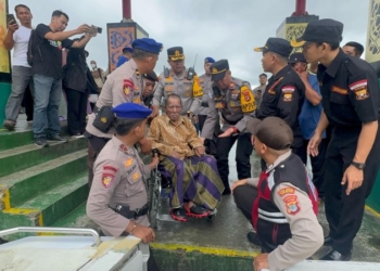 Kapolres Tarakan Bantu Pemudik di Pelabuhan Tengkayu I