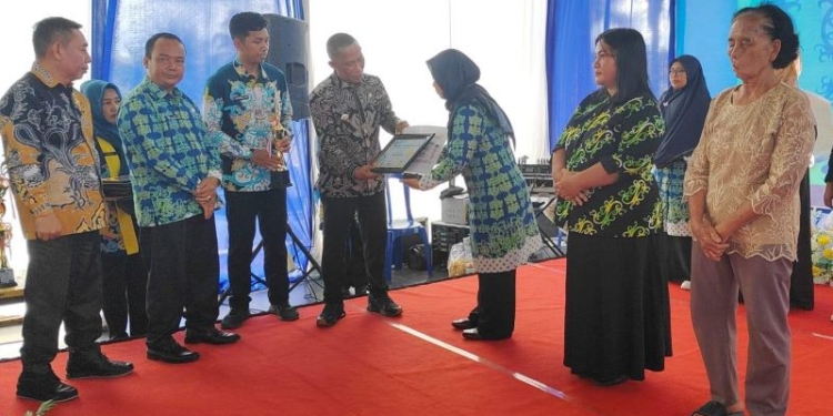 Bupati Serahkan Hadiah Pemenang Lomba Produk Unggulan Kecamatan Tanjung Selor