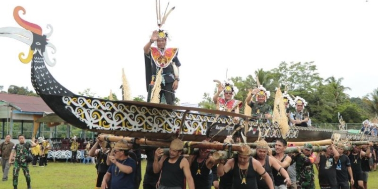 Semarak Pesta Panen Sambut Kedatangan Gubernur dan Wagub Kaltara di Long Nawang