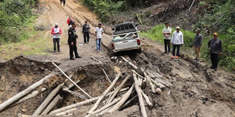 Wagub Ingkong Ala Tinjau Jalan Rusak di Perbatasan Apau Kayan