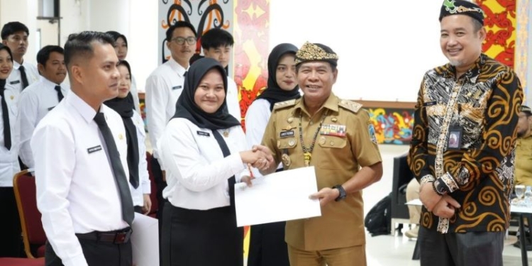 Serahkan SK CPNS, Gubernur Zainal Pesan Jaga Integritas ASN