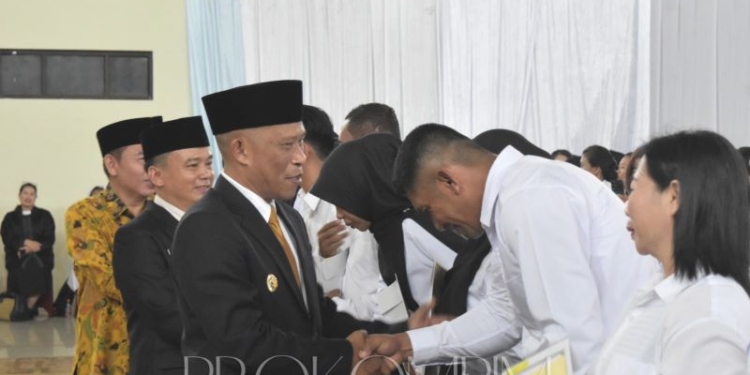 Bupati Syarwani Serahkan SK Pengangkatan 1.485 PPPK