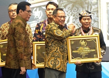 Komitmen Tingkatkan Pelayanan Publik, Gubernur Zainal Raih Penghargaan SPM Awards 2025