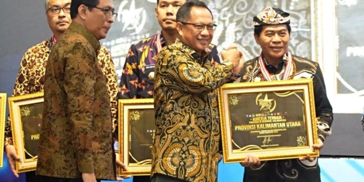 Komitmen Tingkatkan Pelayanan Publik, Gubernur Zainal Raih Penghargaan SPM Awards 2025