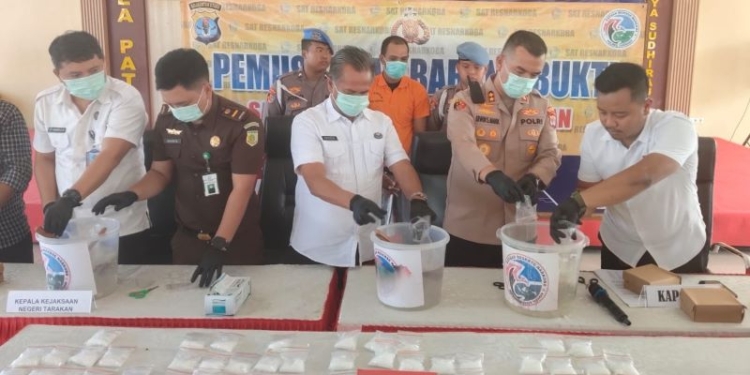 Sabu 3,2 Kg di Dalam Perut Bandeng Dimusnahkan, Satu Pelaku Masih Buron