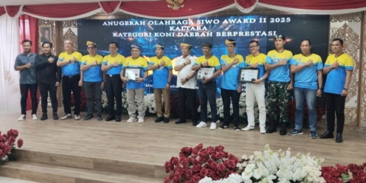 Para penerima penghargaan Anugerah SIWO PWI Kaltara Awards II 2025 berfoto bersama tamu undangan . (foto: jendelakaltara.co)