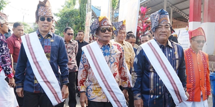 Kenakan Batik Daerah, Gubernur Kenalkan Budaya Kaltara di Karnaval The Legend of Pongtiku II 2025