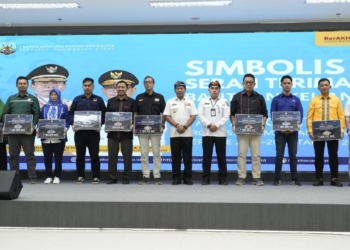 Gubernur Serahkan Bankeu Parpol Secara Simbolis