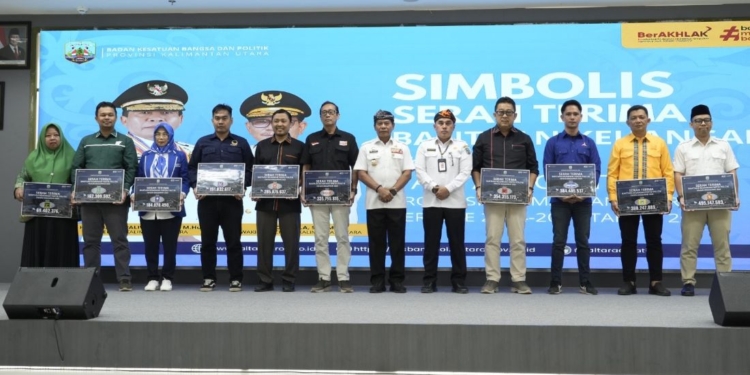 Gubernur Serahkan Bankeu Parpol Secara Simbolis