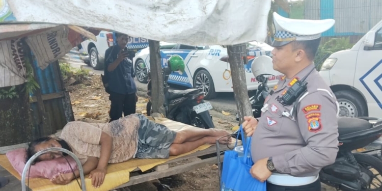 Melalui Jumat Sebar, Satlantas Polres Tarakan Berbagi Sembako kepada Masyarakat Kurang Mampu