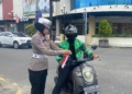Semangat Nasionalisme, Satlantas Polres Tarakan Pasang Bendera Merah Putih di Kendaraan