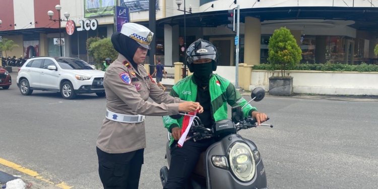 Semangat Nasionalisme, Satlantas Polres Tarakan Pasang Bendera Merah Putih di Kendaraan