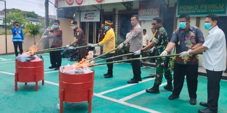 Kejari Tarakan Musnahkan Barang Bukti dari 183 Perkara Inkrah