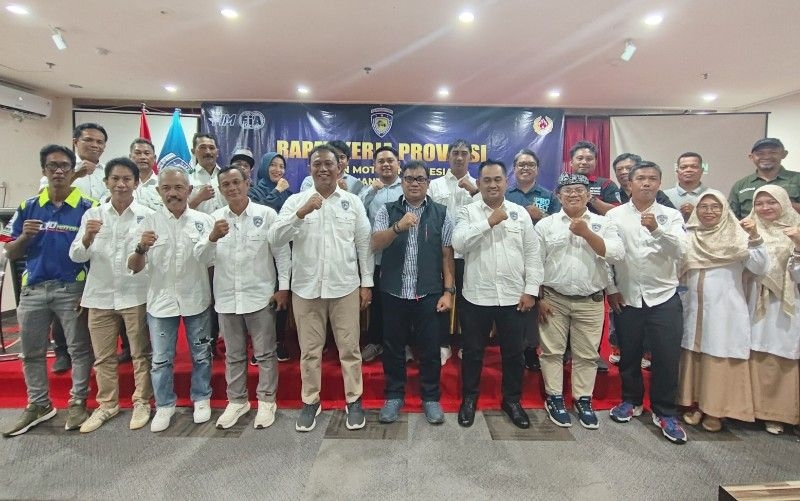 Wakil Ketua Umum V KONI Kaltara, H. Syafruddin bersama pengurus IMI Kaltara. (foto: jendelakaltara.co)