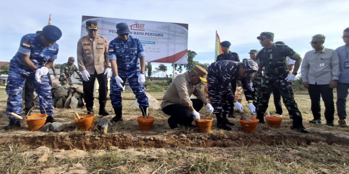 Wali Kota Tarakan, dr. H. Khairul, M.Kes dan pejabat TNI/Polri melakukan peletakkan baru pertama pembangunan gerai KMP Mamburungan. (foto: IST)