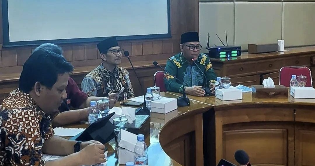 Wakil Wali Kota Tarakan, Ibnu Saud (kanan) didampingi Wakil Bupati Sragen, Suroto (tengah) saat menyampaikan sambutan di Pendopo Bupati Sragen, Kamis (16/10/2025). (foto: Bagian Prokopim Setda Tarakan)