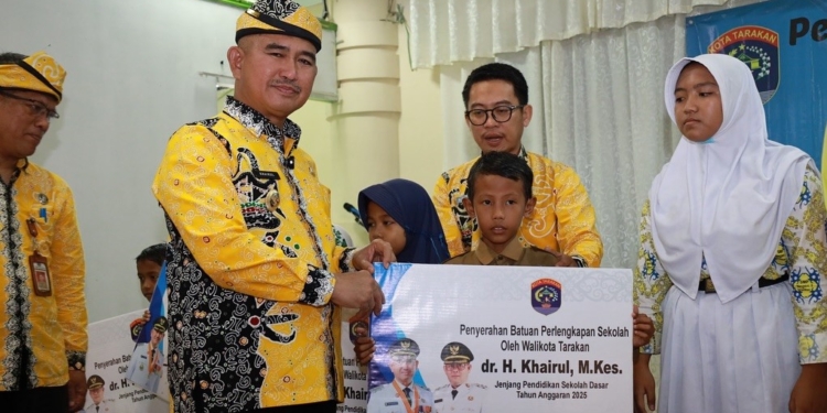 Wali Kota Tarakan Serahkan Simbolis Bantuan Peralatan Sekolah