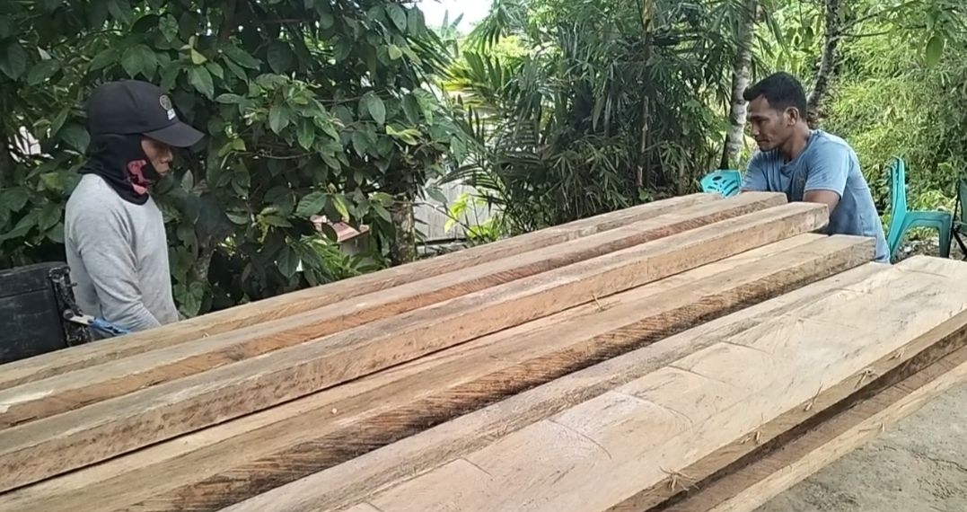 Wali Kota Tarakan, dr. H. Khairul, M.Kes (dua dari kiri) menyerahkan simbolis bantuan stimulan kepada warga terdampak longsor di RT 14, Kelurahan Karang Anyar, Kecamatan Tarakan Barat, Senin (17/11/2025). (foto: jendelakaltara.co)