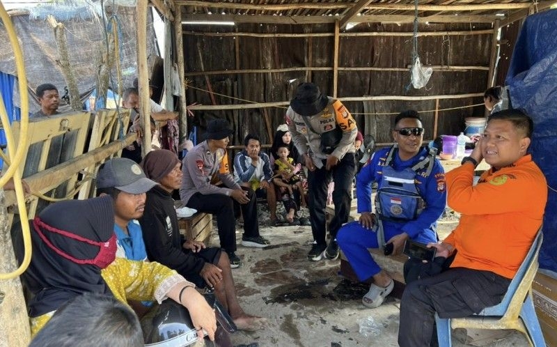 Dua petani rumput laut dievakuasi ke darat. (foto: Kantor SAR Tarakan)