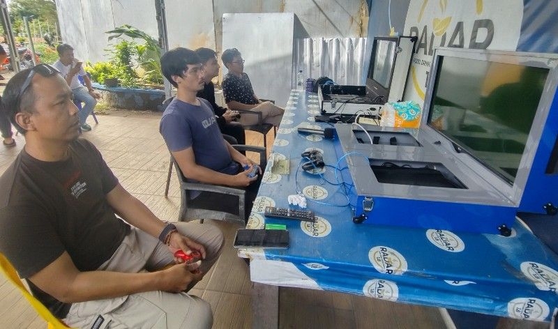 Para jurnalis mengikuti lomba PS di pelataran Kantor SKH Radar Tarakan. (foto: jendelakaltara.co)