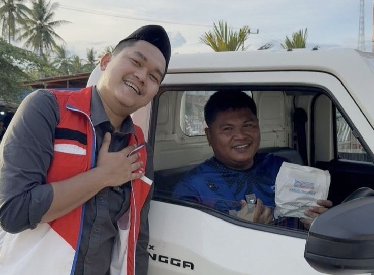 Tim Satgas RAFI Pertamina Patra Niaga Regional Kalimantan berbagi takjil dengan pengemudi. (foto: Pertamina Patra Niaga Regional Kalimantan)