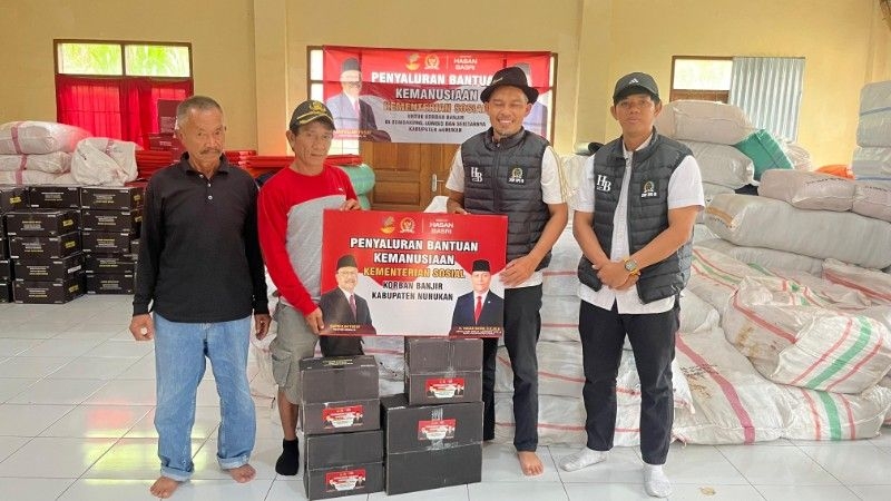 Staf Hasan Basri menyerahkan bantuan simbolis kepada warga. (foto:Tim HB)