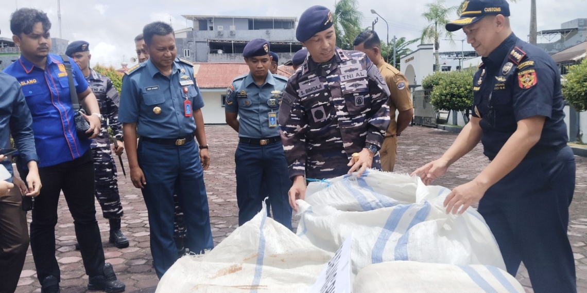 Komandan Kodaeral XIII, Laksamana Muda TNI Sumarji Bimoaji memeriksa ballpres yang diamankan. (foto: jendelakaltara.co)