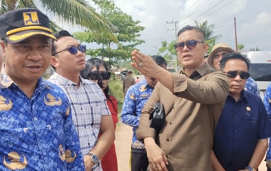Anggota Komisi III DPRD Tarakan melakukan kunjungan lapangan ke lokasi Jembatan yang rusak di RT 07, Kelurahan Pantai Amal. (foto: jendelakaltara.co)
