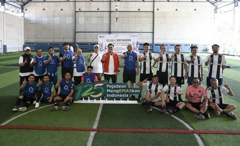 Pimpinan PT Pegadaian Kantor Wilayah IV Balikpapan

berfoto bersama tim futsal yang akan bertanding. (foto: Pegadaian)